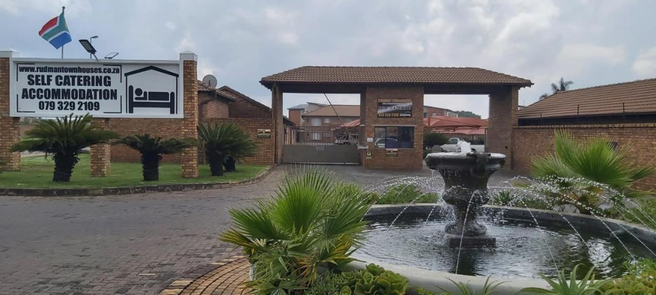 Rudman Townhouses - Or Tambo Airport Boksburg Esterno foto