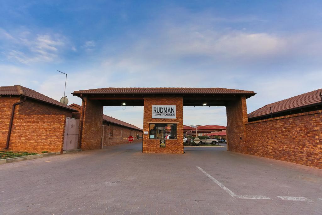 Rudman Townhouses - Or Tambo Airport Boksburg Esterno foto