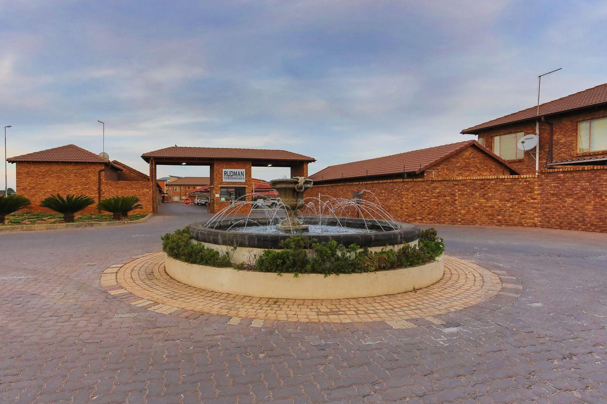 Rudman Townhouses - Or Tambo Airport Boksburg Esterno foto